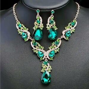 2pcs Luxury Retro Jewelry Set Green Gemstone Necklace and EarringsAlloy Crafted